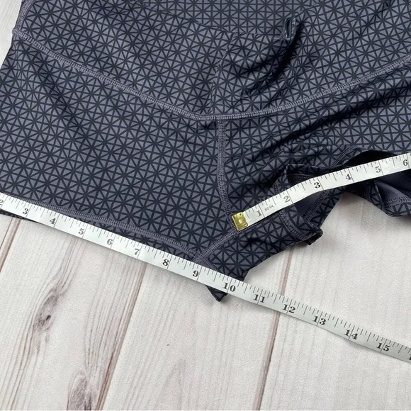 Lululemon Boogie Micro Shorts Women’s 10 Diamond Geometric Print Baddie Low Rise - Picture 12 of 12